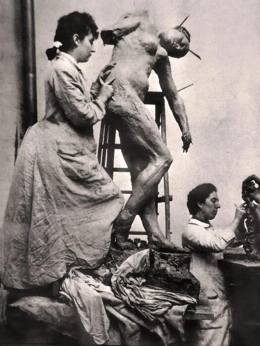 Mujer esculpiendo. Camille Claudel en su taller de arte